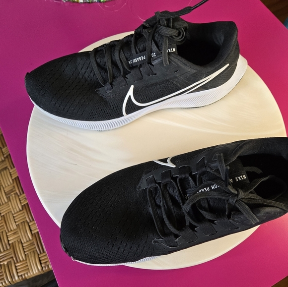 Nike Black Athletic Shoes with Cushioned Sole and Mesh Upper - Picture 10 of 10